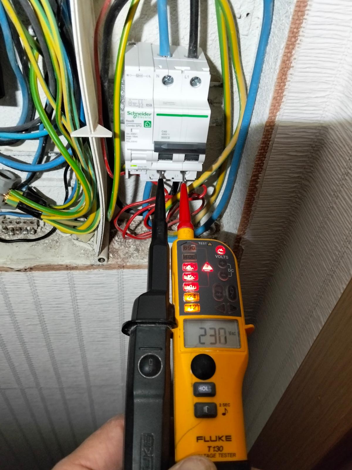Comprobador FLUKE midiendo una instalación eléctrica