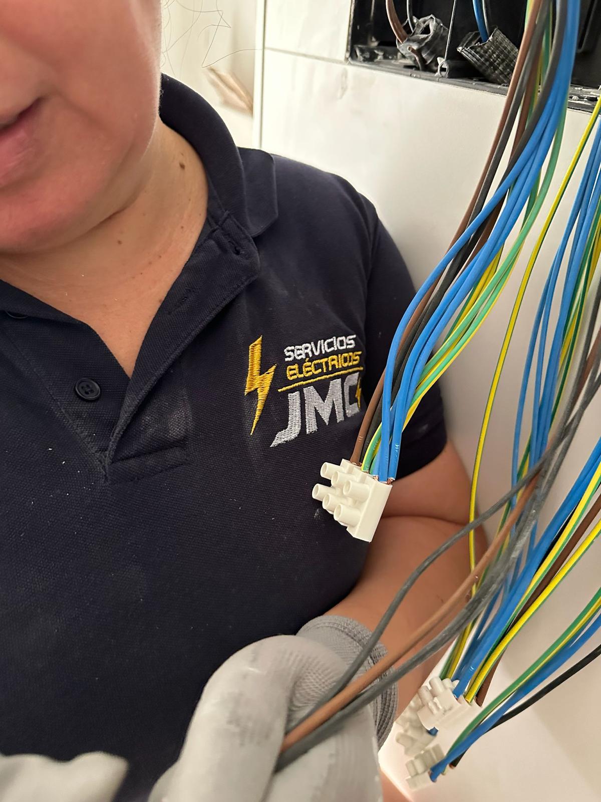 Profesional de JMC trabajando con cableado eléctrico