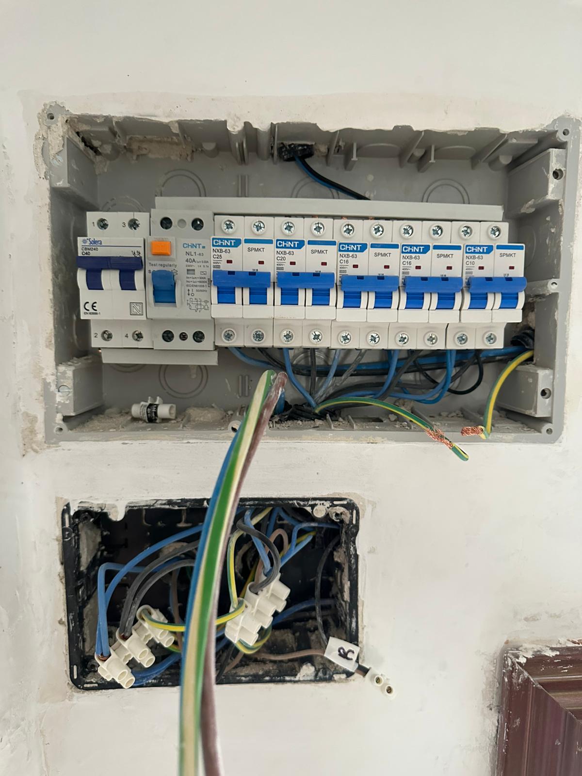 Cuadro eléctrico abierto durante un trabajo de revisión